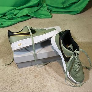 Nike Air Force 1 Olive Green Metallic Size 9.5